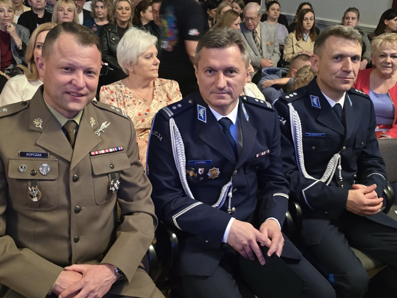 Czas na odważne wybory. Ząbkowiccy policjanci zapraszają maturzystów w swoje szeregi