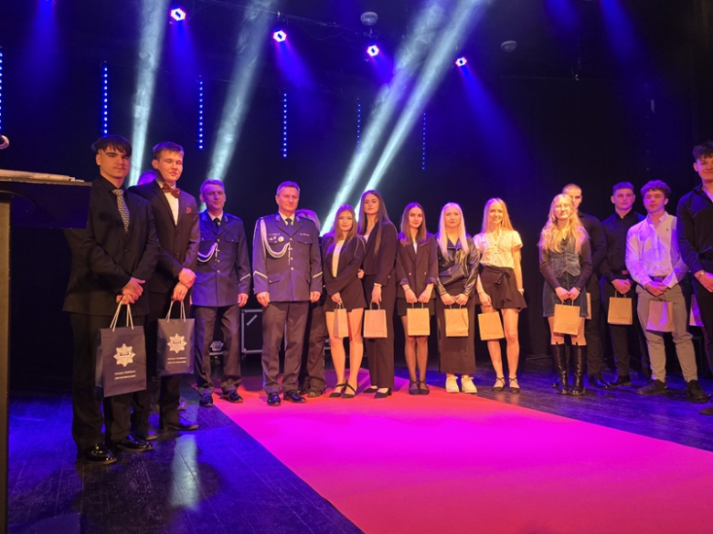 Czas na odważne wybory. Ząbkowiccy policjanci zapraszają maturzystów w swoje szeregi
