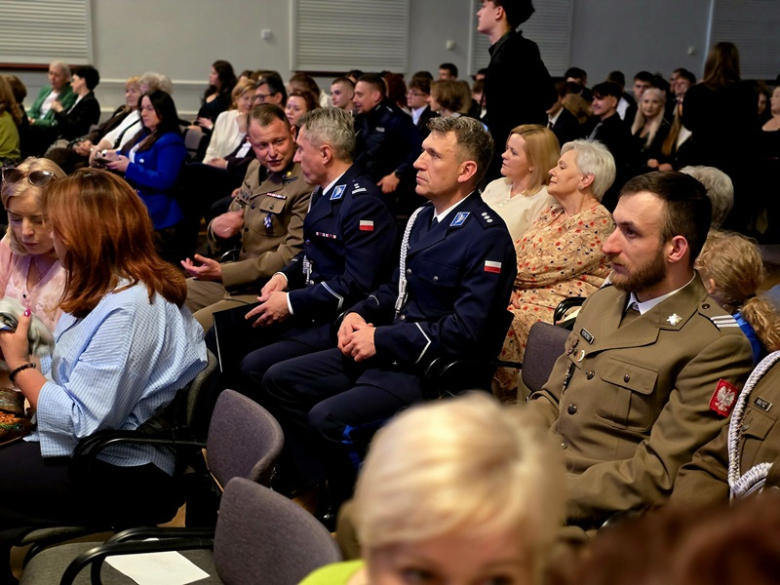 Czas na odważne wybory. Ząbkowiccy policjanci zapraszają maturzystów w swoje szeregi