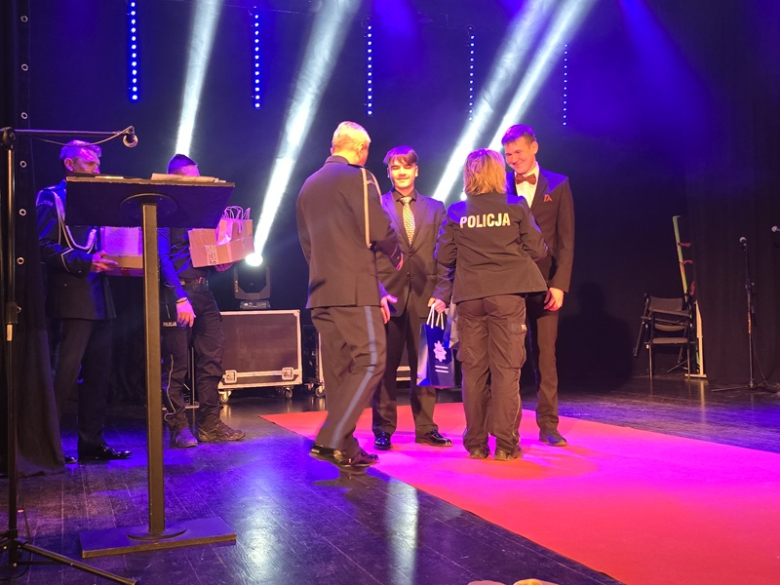 Czas na odważne wybory. Ząbkowiccy policjanci zapraszają maturzystów w swoje szeregi