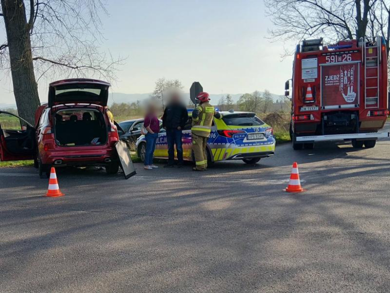 Zderzenie forda i audi na skrzyżowaniu w Strąkowej
