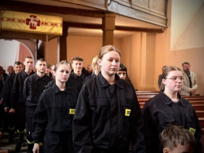 Wyraz jedności, tradycji i strażackiej służby. Uroczystość nadania sztandaru OSP Krzelków