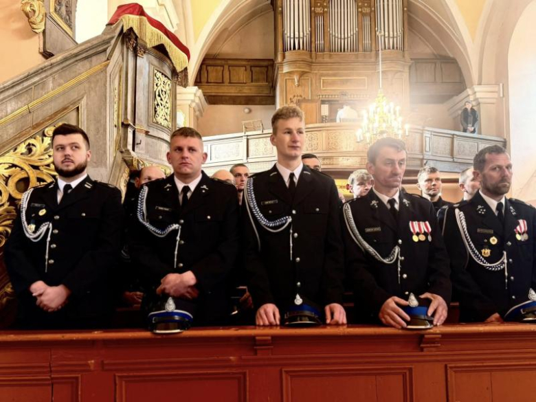 Wyraz jedności, tradycji i strażackiej służby. Uroczystość nadania sztandaru OSP Krzelków