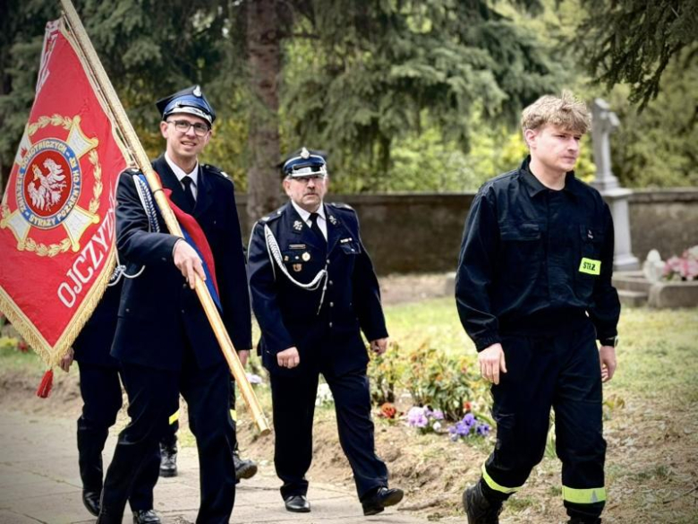 Wyraz jedności, tradycji i strażackiej służby. Uroczystość nadania sztandaru OSP Krzelków