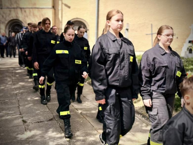 Wyraz jedności, tradycji i strażackiej służby. Uroczystość nadania sztandaru OSP Krzelków