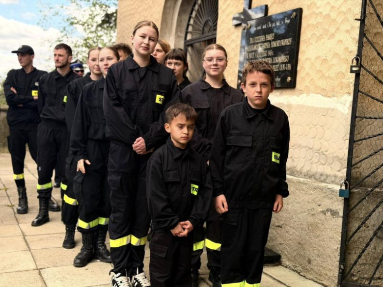 Wyraz jedności, tradycji i strażackiej służby. Uroczystość nadania sztandaru OSP Krzelków