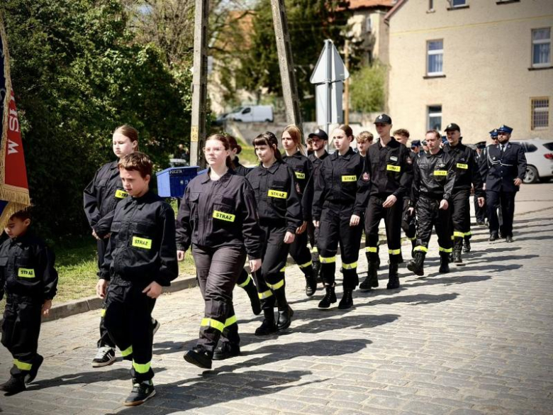 Wyraz jedności, tradycji i strażackiej służby. Uroczystość nadania sztandaru OSP Krzelków