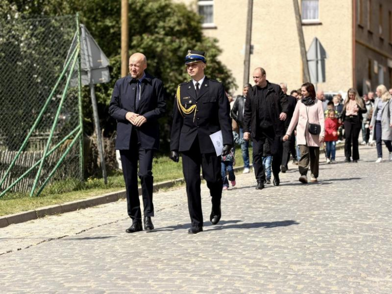 Wyraz jedności, tradycji i strażackiej służby. Uroczystość nadania sztandaru OSP Krzelków
