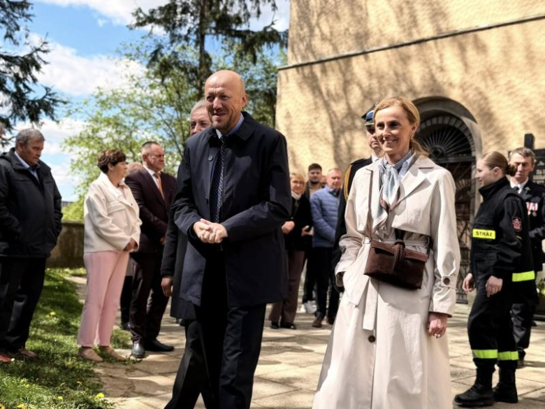 Wyraz jedności, tradycji i strażackiej służby. Uroczystość nadania sztandaru OSP Krzelków