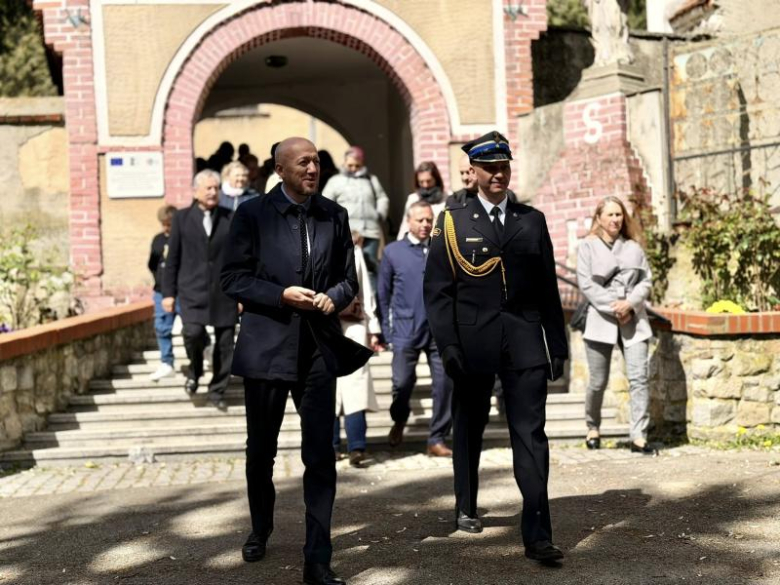 Wyraz jedności, tradycji i strażackiej służby. Uroczystość nadania sztandaru OSP Krzelków