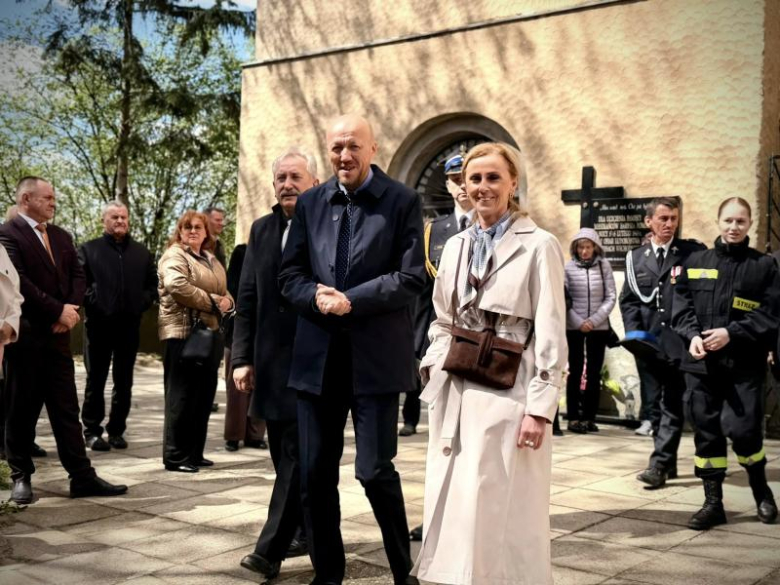 Wyraz jedności, tradycji i strażackiej służby. Uroczystość nadania sztandaru OSP Krzelków