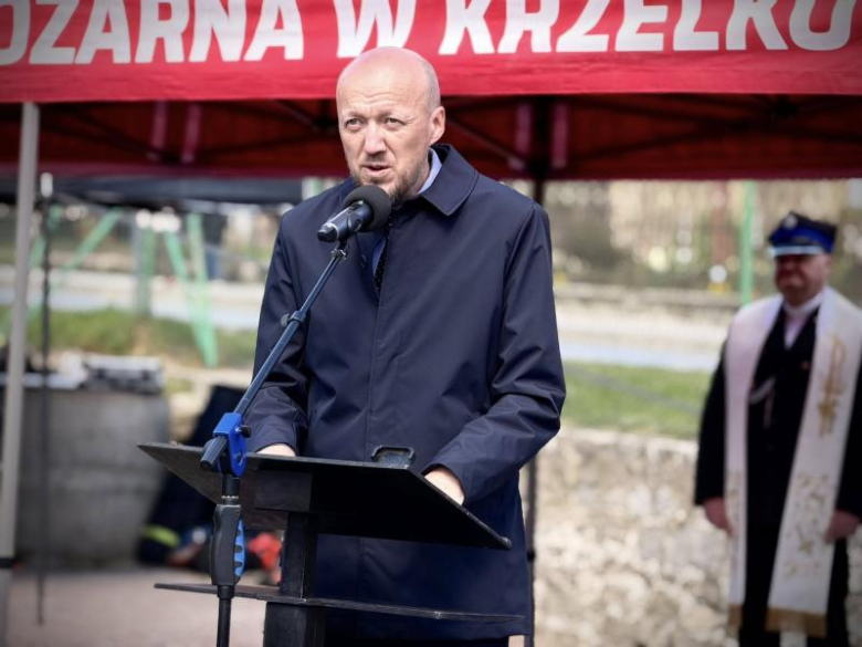 Wyraz jedności, tradycji i strażackiej służby. Uroczystość nadania sztandaru OSP Krzelków