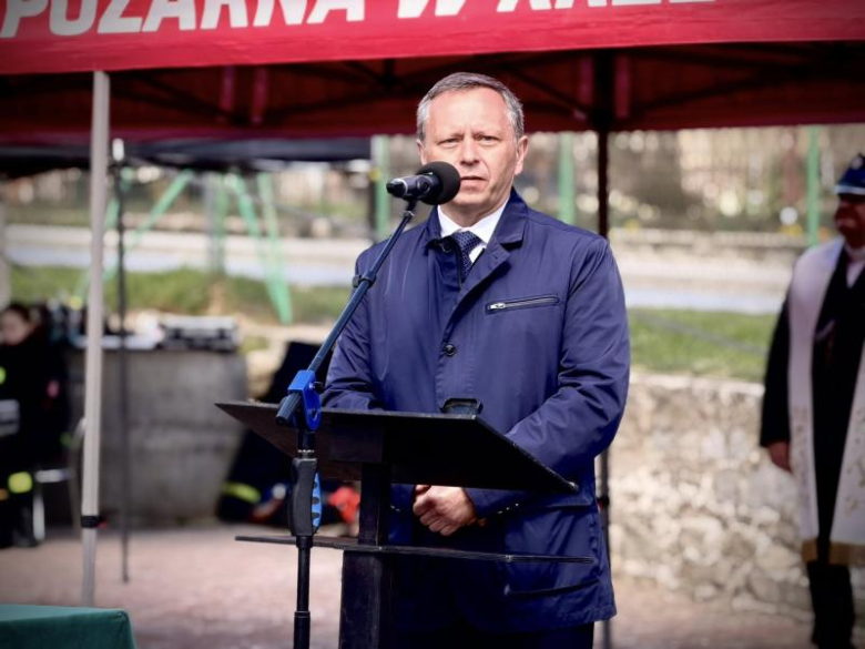 Wyraz jedności, tradycji i strażackiej służby. Uroczystość nadania sztandaru OSP Krzelków