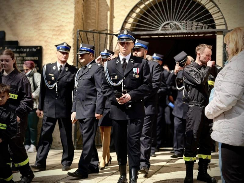 Wyraz jedności, tradycji i strażackiej służby. Uroczystość nadania sztandaru OSP Krzelków