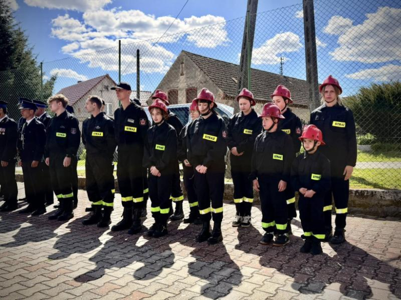 Wyraz jedności, tradycji i strażackiej służby. Uroczystość nadania sztandaru OSP Krzelków