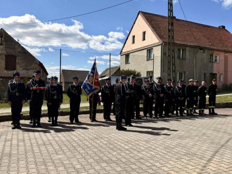 Wyraz jedności, tradycji i strażackiej służby. Uroczystość nadania sztandaru OSP Krzelków