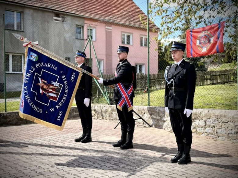 Wyraz jedności, tradycji i strażackiej służby. Uroczystość nadania sztandaru OSP Krzelków