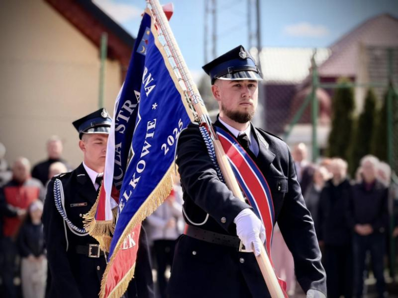 Wyraz jedności, tradycji i strażackiej służby. Uroczystość nadania sztandaru OSP Krzelków