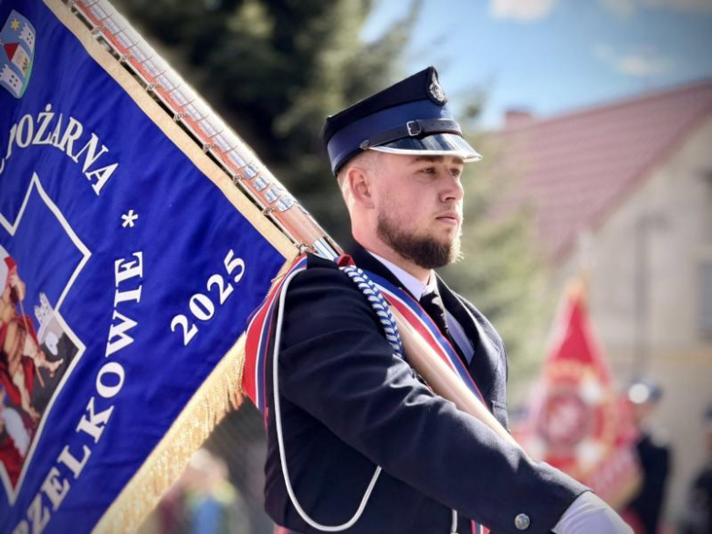 Wyraz jedności, tradycji i strażackiej służby. Uroczystość nadania sztandaru OSP Krzelków