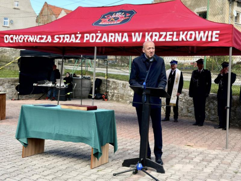 Wyraz jedności, tradycji i strażackiej służby. Uroczystość nadania sztandaru OSP Krzelków