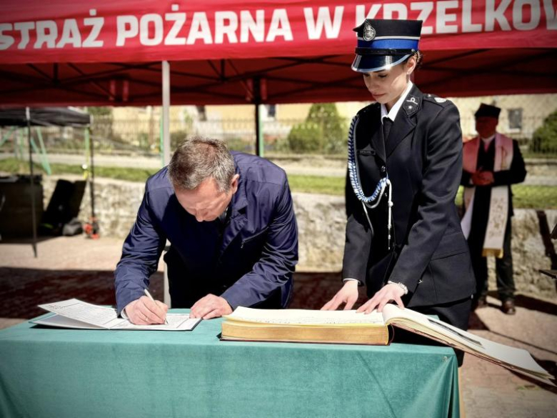 Wyraz jedności, tradycji i strażackiej służby. Uroczystość nadania sztandaru OSP Krzelków