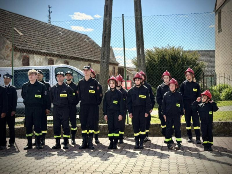 Wyraz jedności, tradycji i strażackiej służby. Uroczystość nadania sztandaru OSP Krzelków