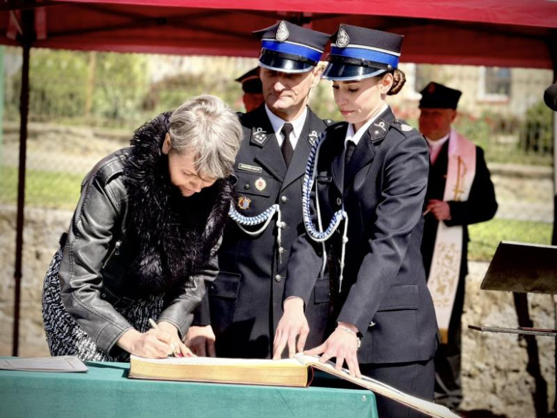 Wyraz jedności, tradycji i strażackiej służby. Uroczystość nadania sztandaru OSP Krzelków