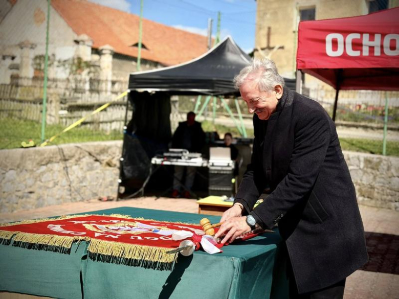 Wyraz jedności, tradycji i strażackiej służby. Uroczystość nadania sztandaru OSP Krzelków