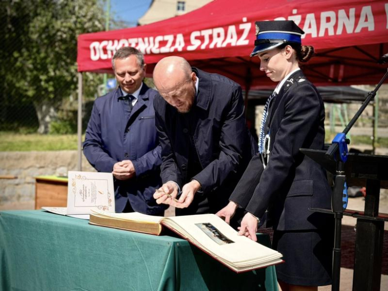 Wyraz jedności, tradycji i strażackiej służby. Uroczystość nadania sztandaru OSP Krzelków