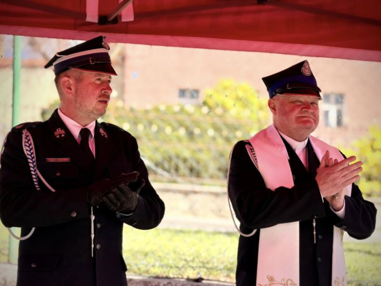 Wyraz jedności, tradycji i strażackiej służby. Uroczystość nadania sztandaru OSP Krzelków