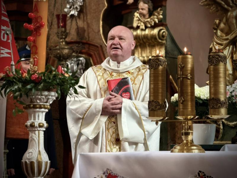 Wyraz jedności, tradycji i strażackiej służby. Uroczystość nadania sztandaru OSP Krzelków