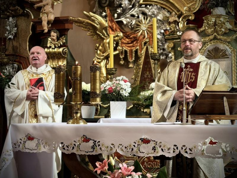 Wyraz jedności, tradycji i strażackiej służby. Uroczystość nadania sztandaru OSP Krzelków