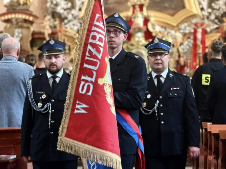 Wyraz jedności, tradycji i strażackiej służby. Uroczystość nadania sztandaru OSP Krzelków