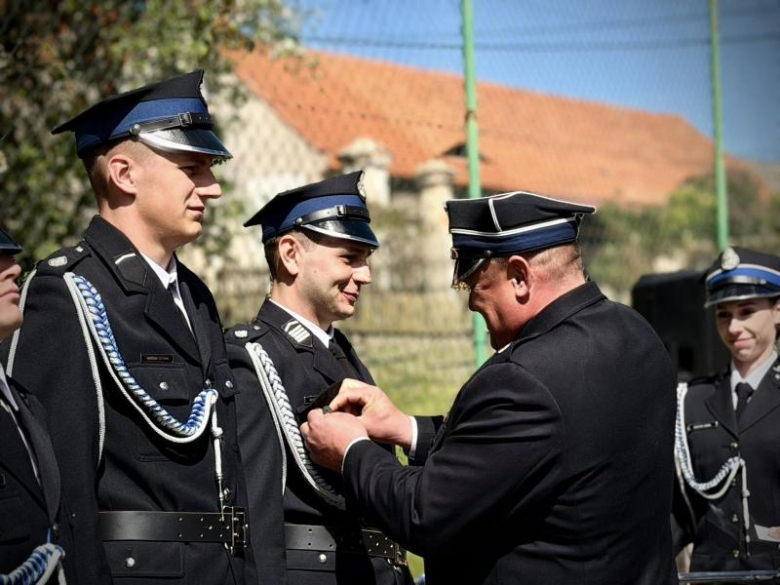 Wyraz jedności, tradycji i strażackiej służby. Uroczystość nadania sztandaru OSP Krzelków