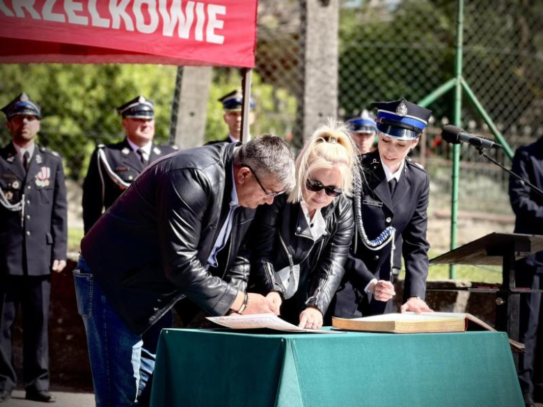 Wyraz jedności, tradycji i strażackiej służby. Uroczystość nadania sztandaru OSP Krzelków