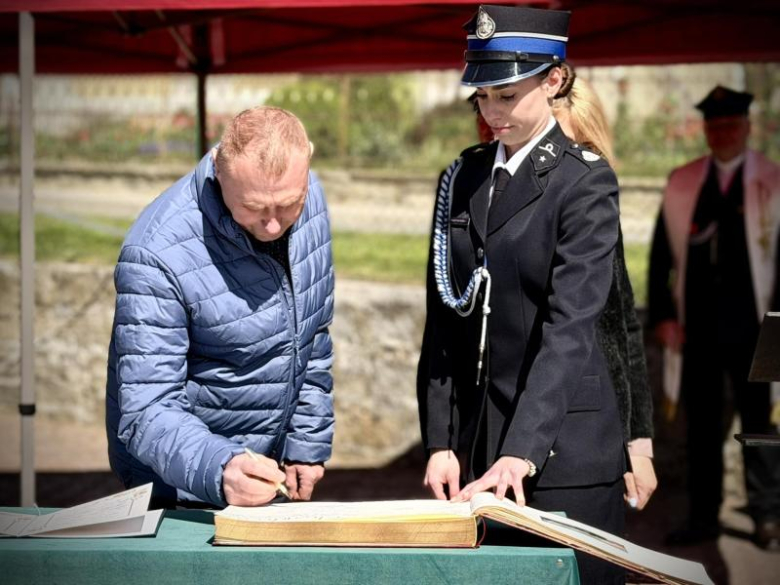 Wyraz jedności, tradycji i strażackiej służby. Uroczystość nadania sztandaru OSP Krzelków