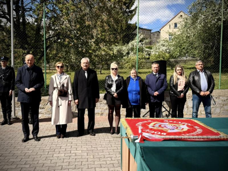 Wyraz jedności, tradycji i strażackiej służby. Uroczystość nadania sztandaru OSP Krzelków
