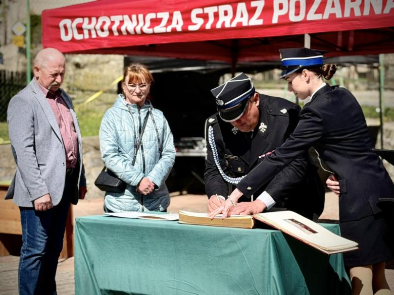Wyraz jedności, tradycji i strażackiej służby. Uroczystość nadania sztandaru OSP Krzelków
