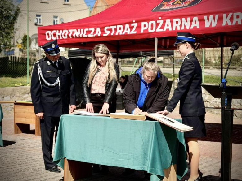 Wyraz jedności, tradycji i strażackiej służby. Uroczystość nadania sztandaru OSP Krzelków