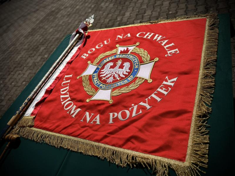 Wyraz jedności, tradycji i strażackiej służby. Uroczystość nadania sztandaru OSP Krzelków