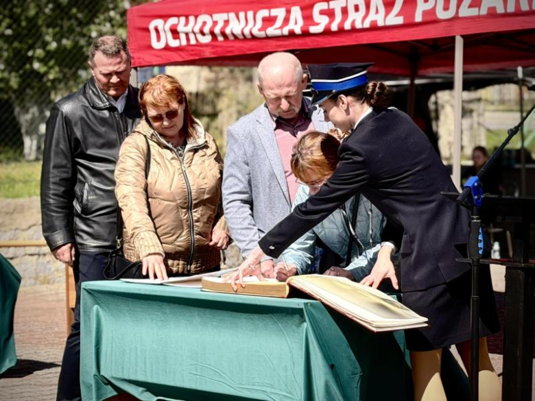 Wyraz jedności, tradycji i strażackiej służby. Uroczystość nadania sztandaru OSP Krzelków