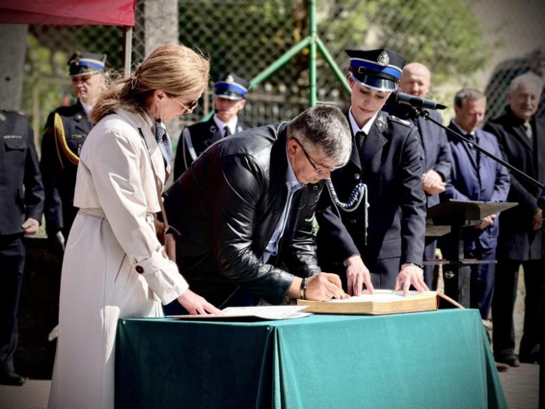 Wyraz jedności, tradycji i strażackiej służby. Uroczystość nadania sztandaru OSP Krzelków
