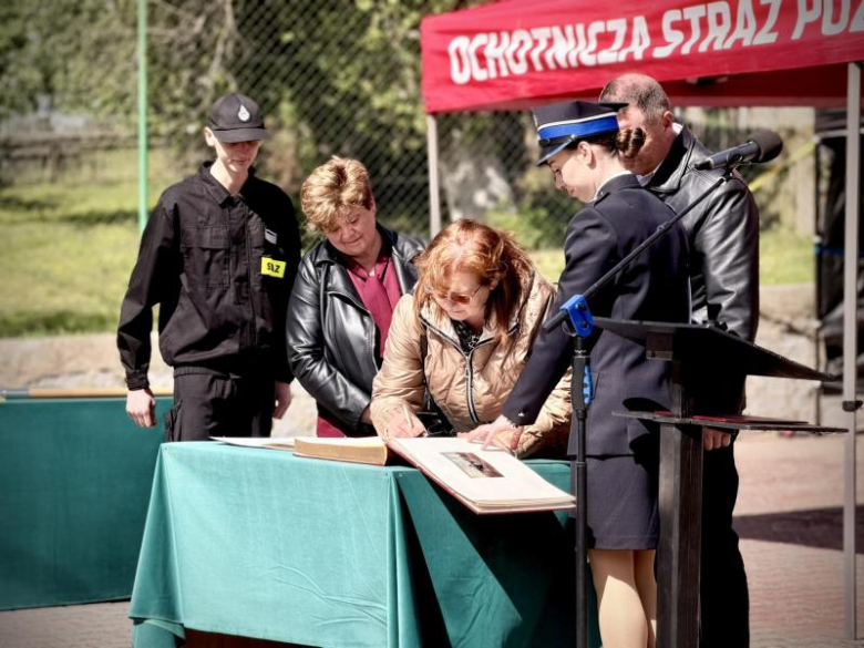 Wyraz jedności, tradycji i strażackiej służby. Uroczystość nadania sztandaru OSP Krzelków