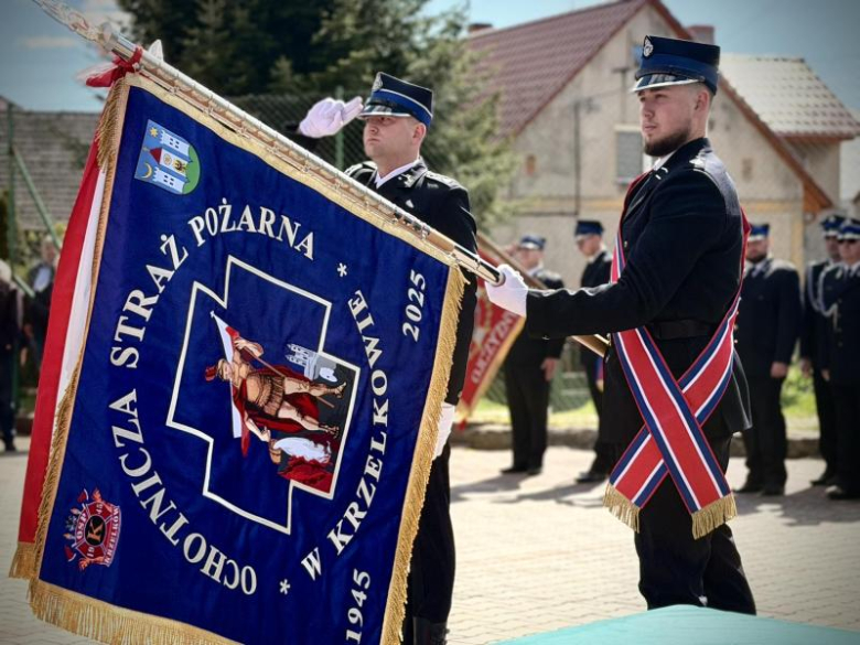 Wyraz jedności, tradycji i strażackiej służby. Uroczystość nadania sztandaru OSP Krzelków
