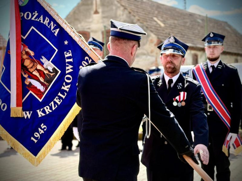 Wyraz jedności, tradycji i strażackiej służby. Uroczystość nadania sztandaru OSP Krzelków