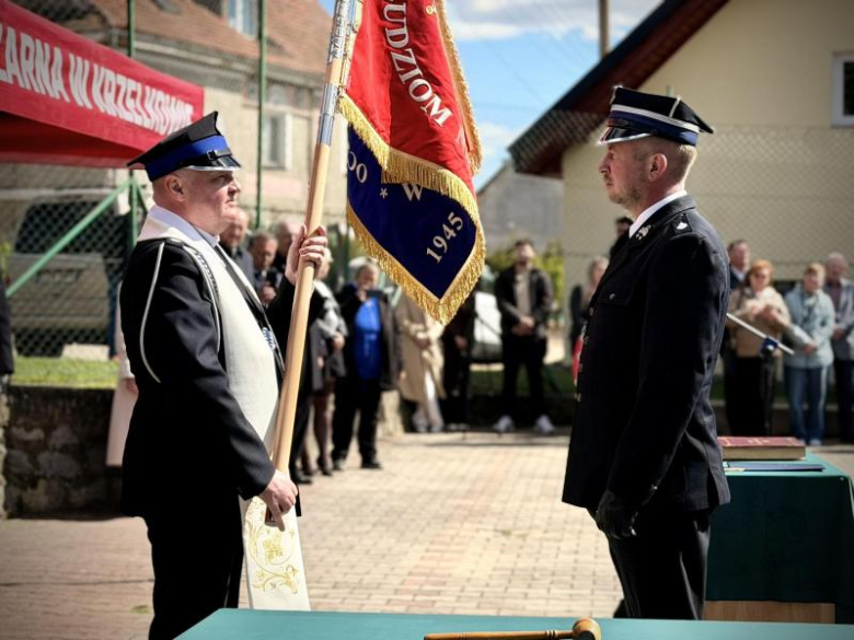 Wyraz jedności, tradycji i strażackiej służby. Uroczystość nadania sztandaru OSP Krzelków