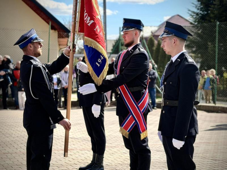 Wyraz jedności, tradycji i strażackiej służby. Uroczystość nadania sztandaru OSP Krzelków