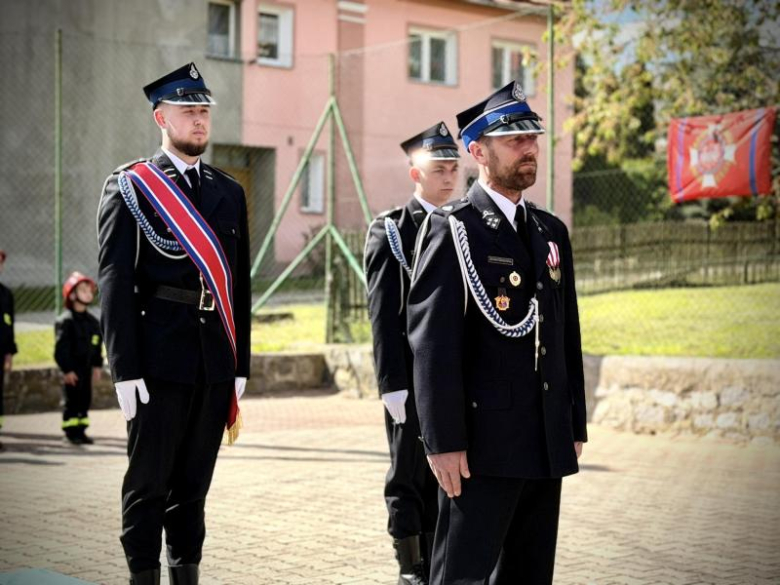 Wyraz jedności, tradycji i strażackiej służby. Uroczystość nadania sztandaru OSP Krzelków