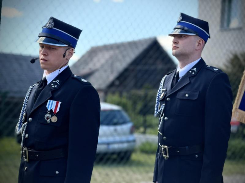 Wyraz jedności, tradycji i strażackiej służby. Uroczystość nadania sztandaru OSP Krzelków