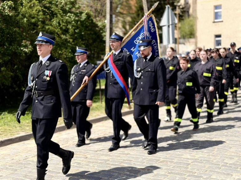 Wyraz jedności, tradycji i strażackiej służby. Uroczystość nadania sztandaru OSP Krzelków